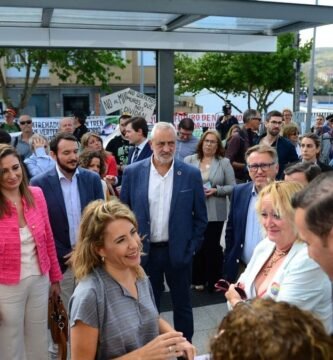 El nuevo tren rápido de Extremadura arranca entre protestas