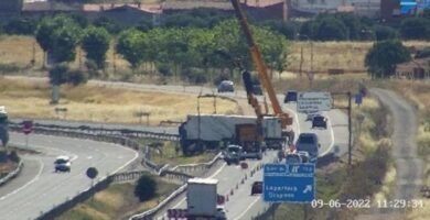 Un camionero se fuga tras un accidente dejando lesionadas a una mujer y un bebé