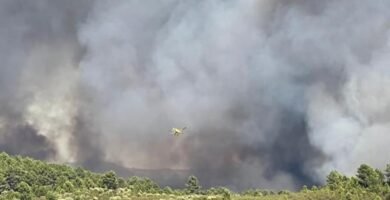 El incendio de La Vera evoluciona a peor y obliga a desalojar a cien niños de un campamento