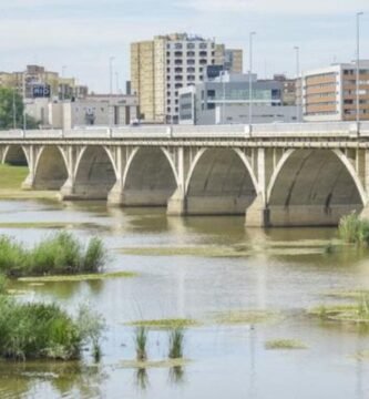 Los bomberos rescatan a un hombre que se había tirado al río desde el puente de la Universidad de Badajoz