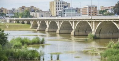 Los bomberos rescatan a un hombre que se había tirado al río desde el puente de la Universidad de Badajoz