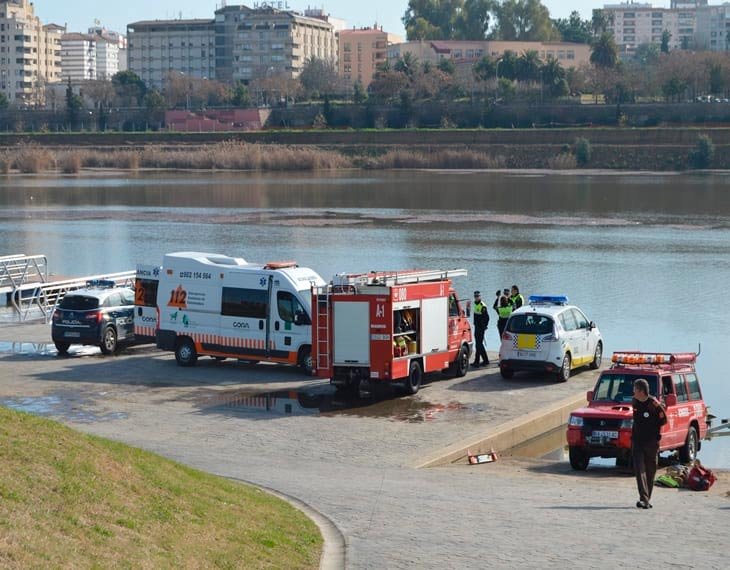 Los bomberos rescatan a un hombre que se había tirado al río desde el puente de la Universidad de Badajoz