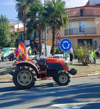 Tractorada en Villanueva de la Sierra por un precio digno de la aceituna