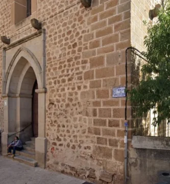 Se desploma parte de la cornisa de la iglesia de San Esteban de Plasencia