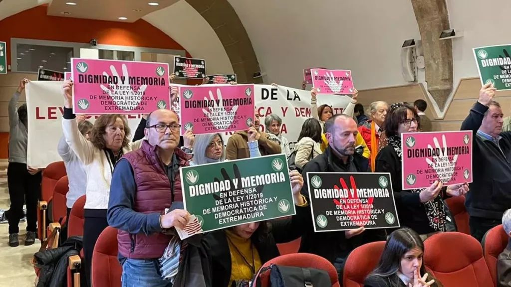 Las asociaciones de Memoria Histórica extremeñas protestan por la derogación de la ley que planean el PP y Vox