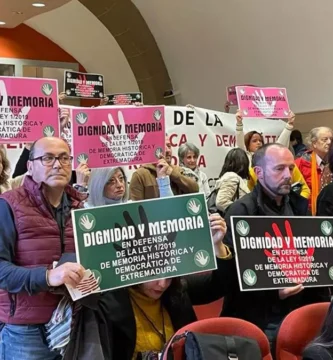 Las asociaciones de Memoria Histórica extremeñas protestan por la derogación de la ley que planean el PP y Vox