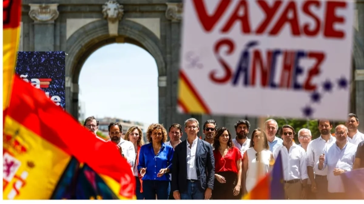 Feijóo vuelve a sacar a la calle a los patriotas del barrio de Salamanca para pedir la salida de Sánchez del gobierno