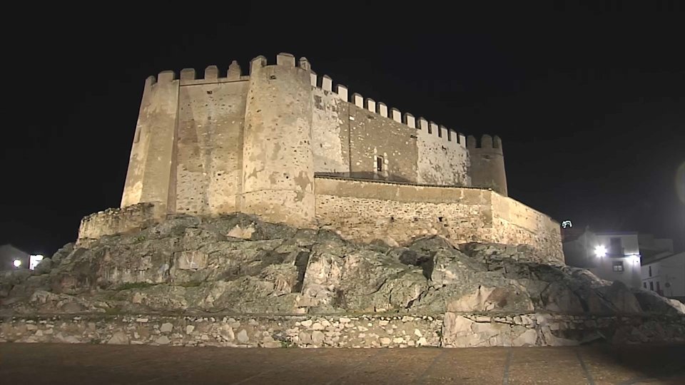 Monumentos de Valencia del Ventoso iluminados por la noche