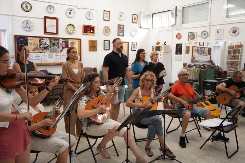 La alcaldesa Ana Belén Fernández visita la sede del grupo Cogolla para conocer su ropero y sus próximos proyectos