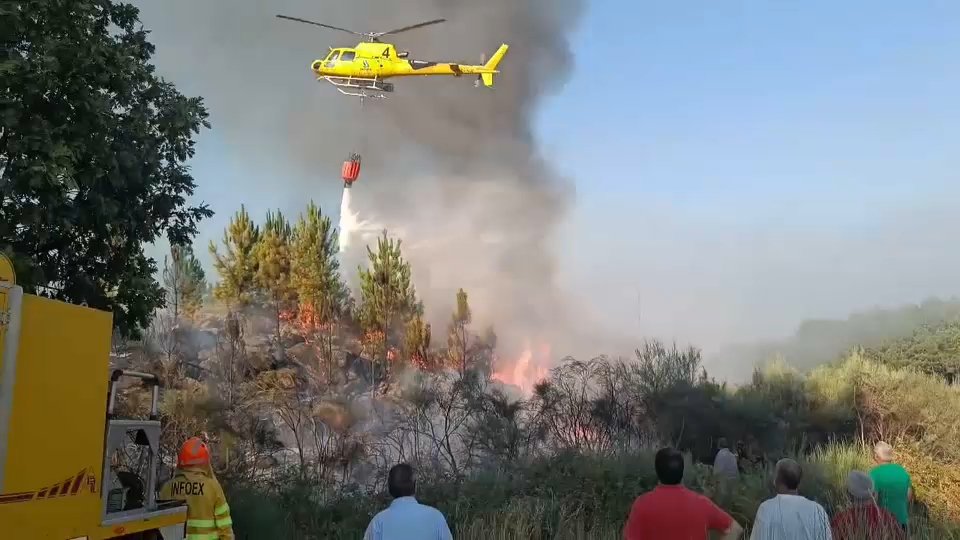 Activados medios terrestres y aéreos por incendio en Acebo, Sierra de Gata