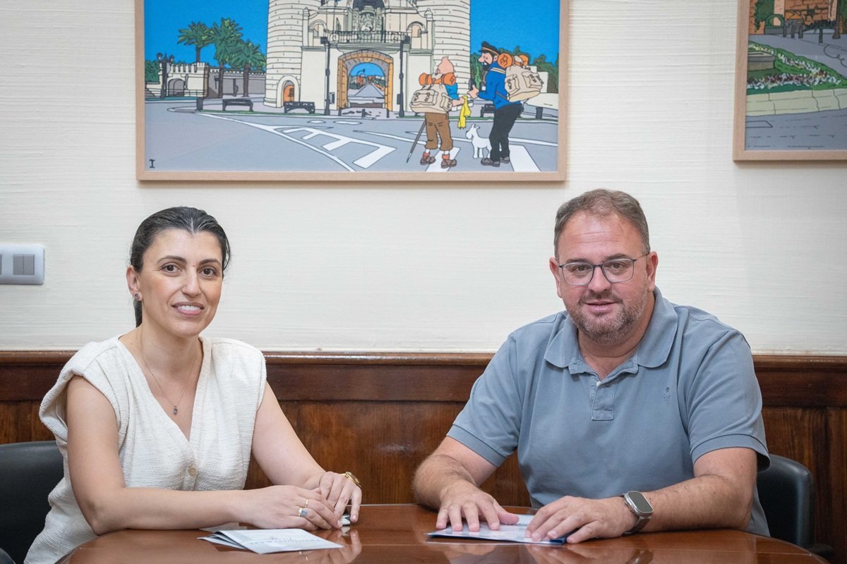 El alcalde conoce la nueva iniciativa de experiencias turísticas de María José Trinidad.