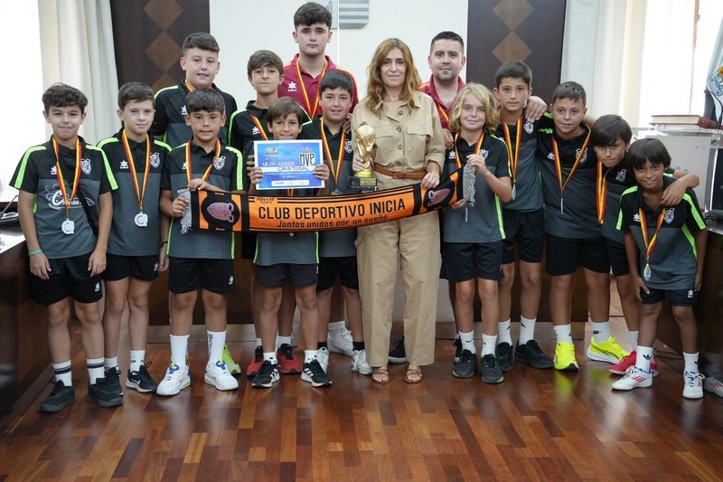 La alcaldesa recibe al CD Inicia, campeón sub-11 del mundialito de fútbol base