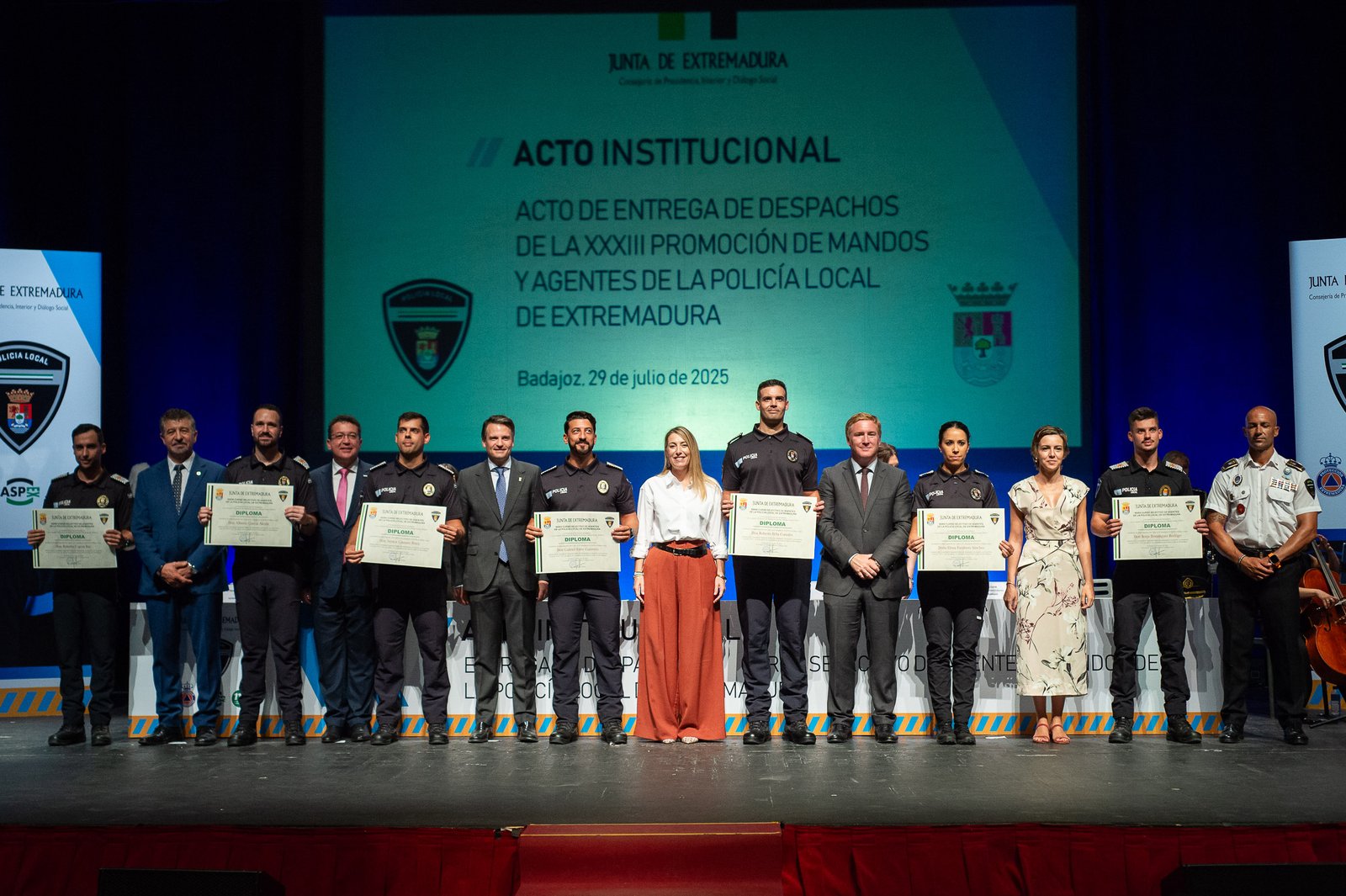 Entrega de despachos a nuevos policías locales en Extremadura