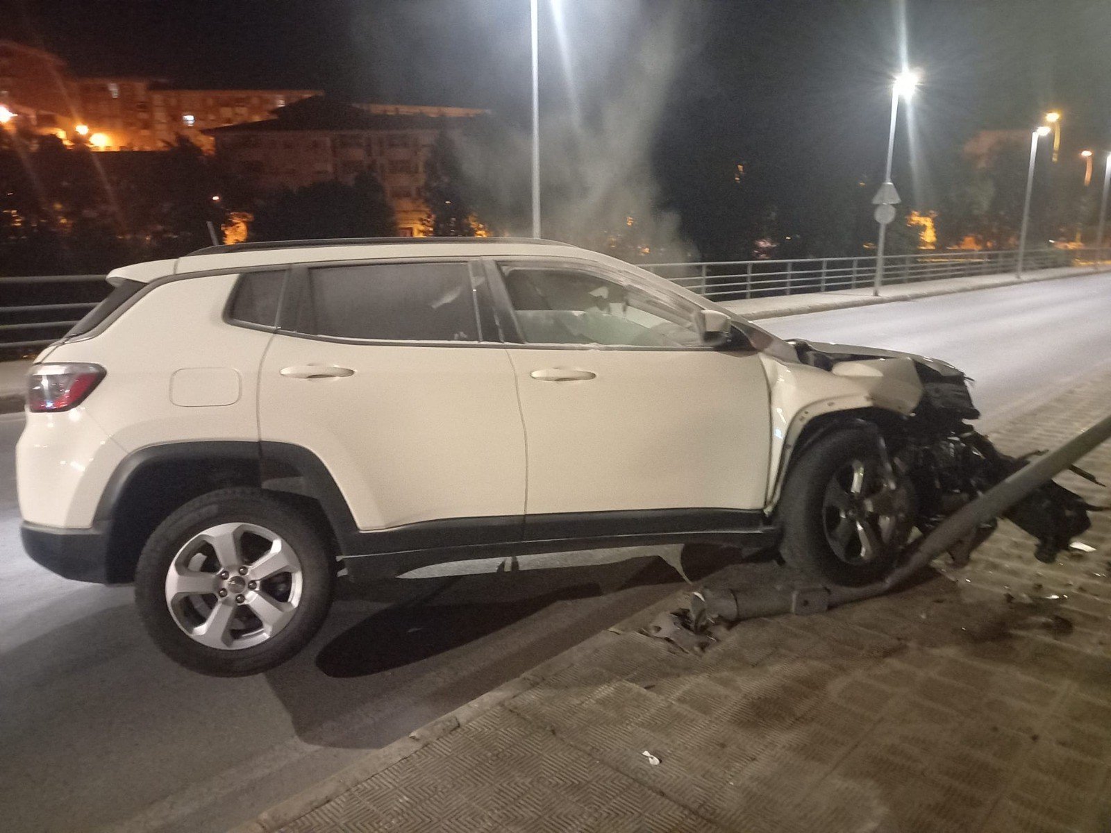 La Policía Local detiene al conductor que abandonó su vehículo tras un accidente y apela a la concienciación

En la madrugada del martes al miércoles, un vehículo chocó contra una farola y un bolardo en el Puente Gutiérrez Mellado, quedando prácticamente destrozado. El conductor y sus acompañantes huyeron del lugar, dejando el vehículo en la vía y obstruyendo parte del carril, poniendo en peligro a los demás usuarios.

Tras las investigaciones, la Policía Local identificó al conductor, un menor de 16 años que había tomado el vehículo sin permiso de su padre. Ha sido citado a la Jefatura de Policía Local junto con sus padres y un abogado, siendo acusado de un delito de conducción sin licencia.

Además, abandonar un vehículo en la vía sin señalizar ni retirar puede ser considerado un delito, generando un peligro para la circulación. De todo lo actuado se ha informado a la Fiscalía de Menores de Cáceres.

La Policía Local recuerda la importancia de permanecer en el lugar de un accidente, colaborar con las autoridades y seguir las normas de tráfico para evitar consecuencias legales y económicas. ¡Conduzcan responsablemente!