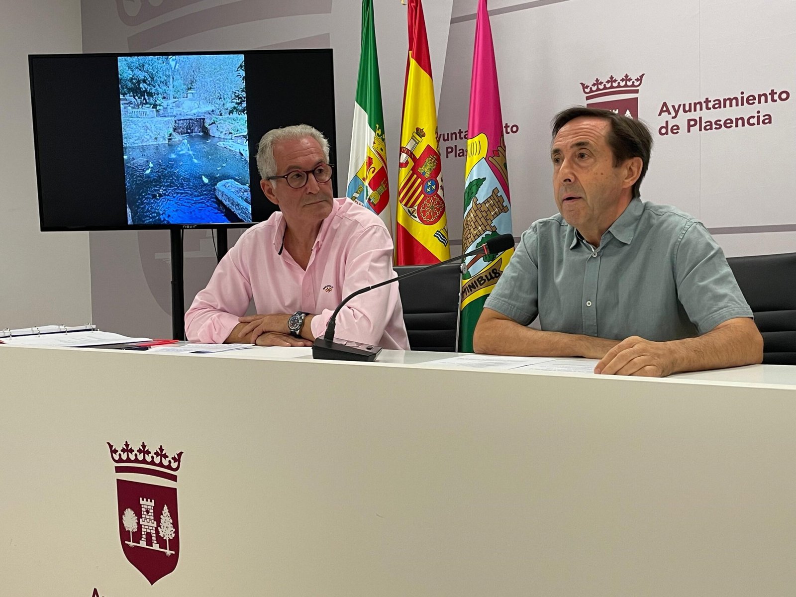 El Ayuntamiento de Plasencia comienza la rehabilitación integral del Parque de los Pinos. Se ha iniciado un plan por fases que incluye medidas para mejorar la seguridad, conservación y modernización del espacio. Se han realizado acciones iniciales como el cierre de la puerta lateral, la reparación de edificaciones históricas y la limpieza de charcas. Además, se han implementado medidas para el ahorro de agua, control de plagas y mejora de la vegetación. El proyecto contempla la instalación de nuevas infraestructuras, iluminación, señalización y control de accesos, con el objetivo de garantizar la sostenibilidad y funcionalidad del parque. Una iniciativa consensuada que busca mejorar el disfrute de los vecinos en el presente y en el futuro.