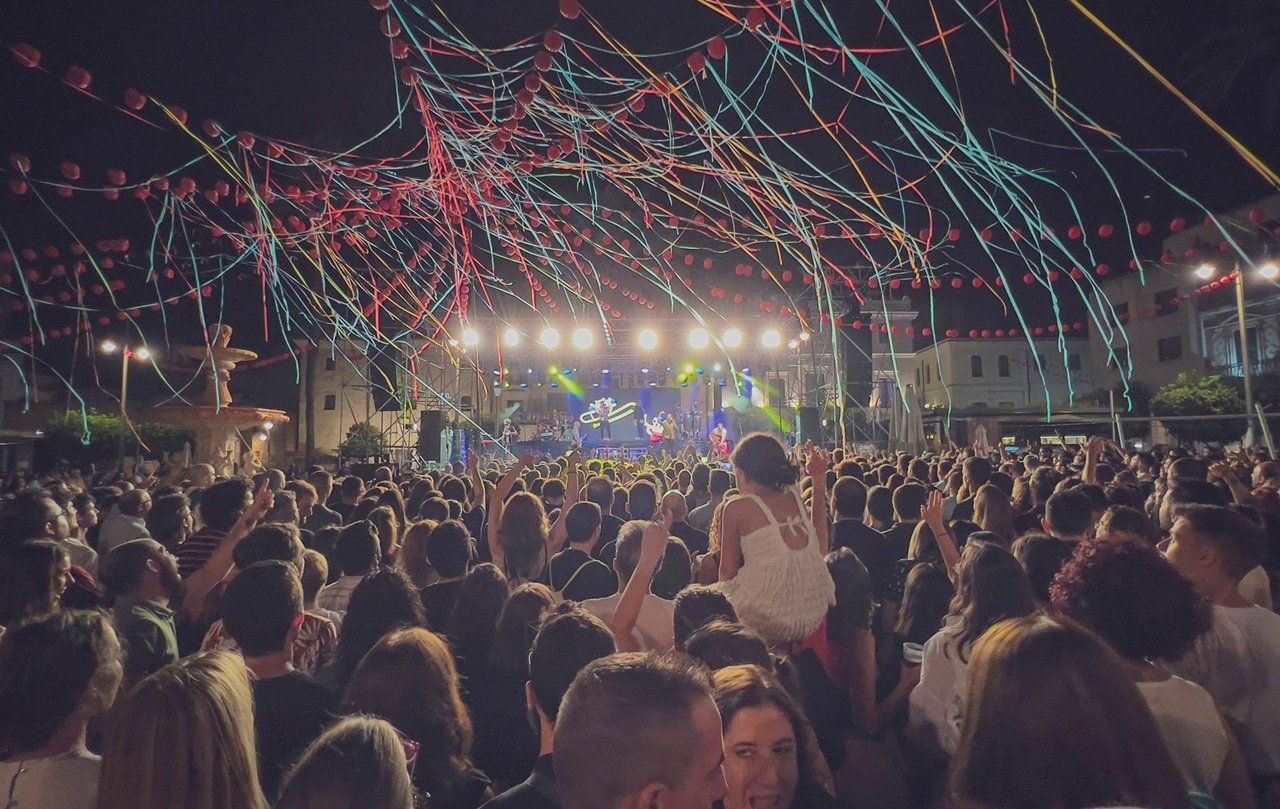 Accesibilidad total en la Feria Mérida 2025: conciertos con bucle magnético y vibrador, tramo silencioso de 20:00 a 10:00, y más.