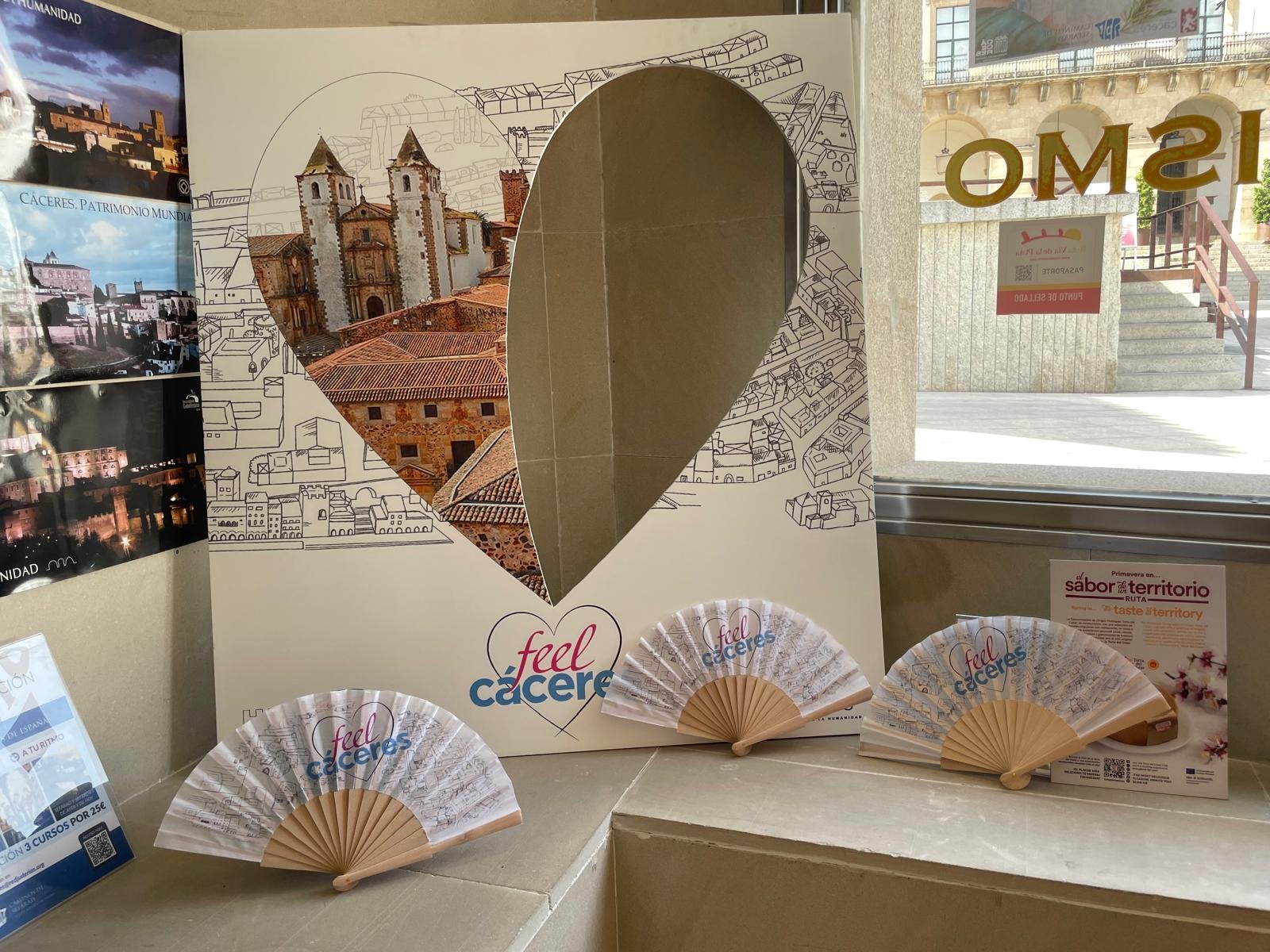 El Ayuntamiento de Cáceres regala abanicos con la nueva imagen de la campaña «Feel Cáceres»