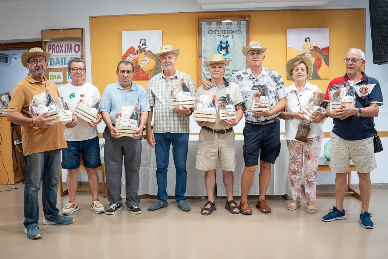 El alcalde destaca la participación activa de los ancianos en la casa del viejo «El Calvario» durante la feria y festividades en Mérid 2025.