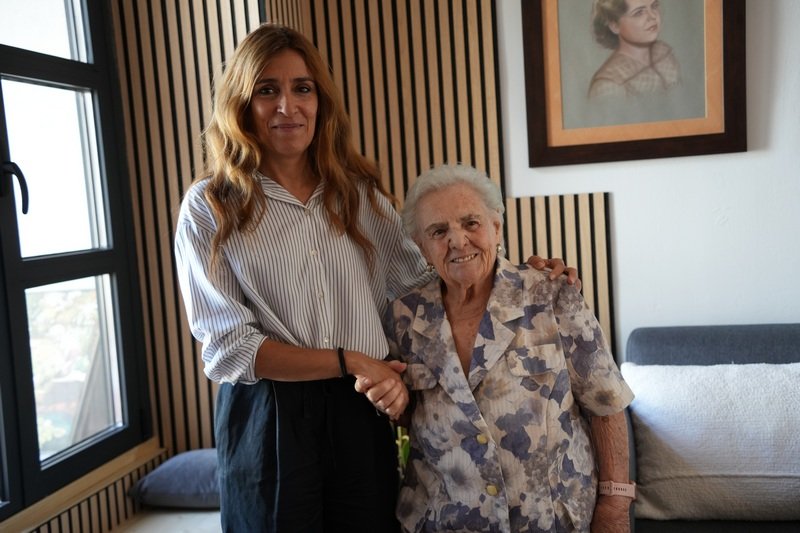 Isabel Rayego de la Fuente, centenaria de Villanueva de la Serena, celebra sus 100 años. Ama de casa y costurera, ha sido una persona muy querida por su familia y su comunidad.