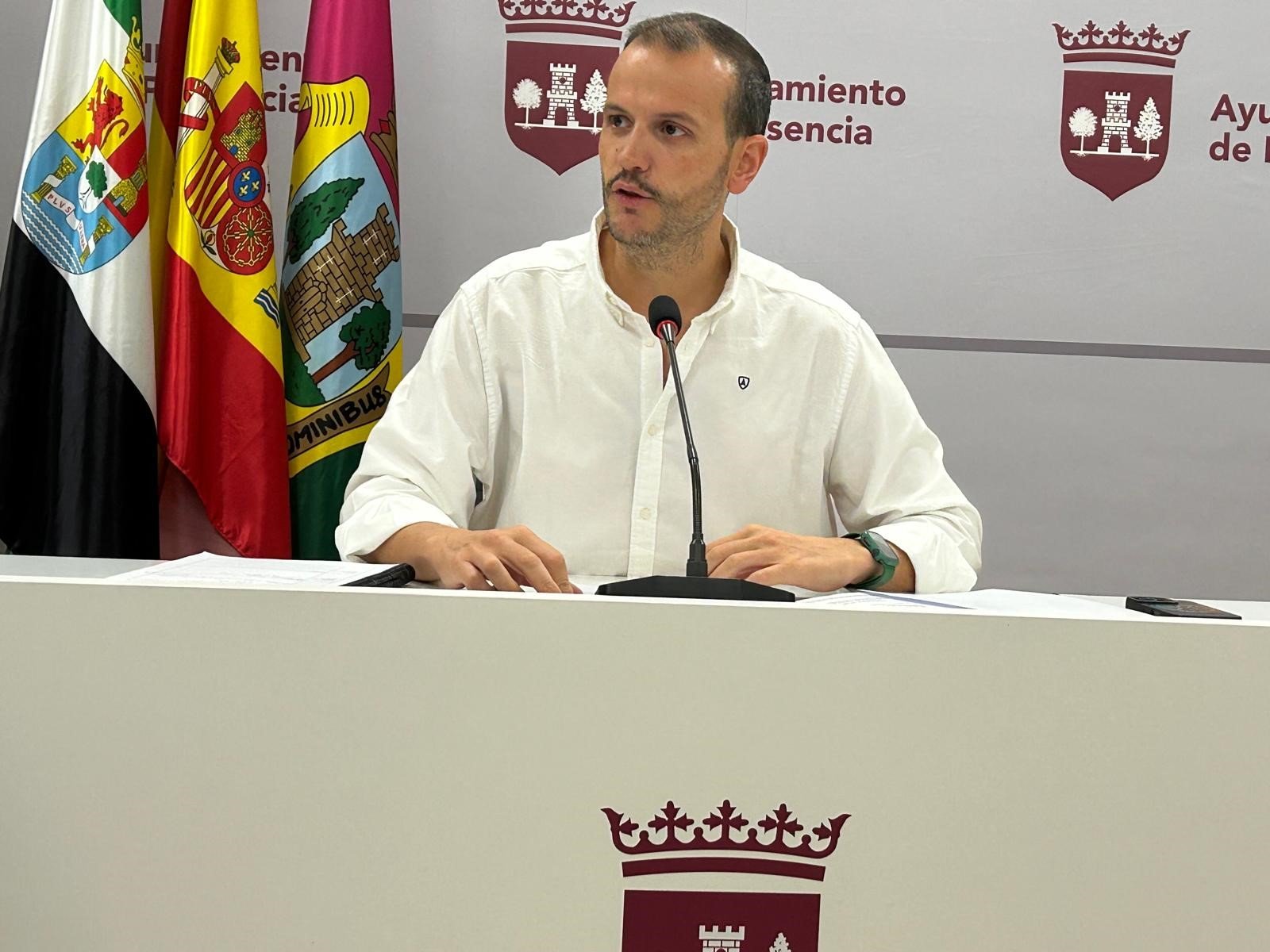 Nuevo Plan de Empleo Municipal en Plasencia con 116 contrataciones por 12 meses

El concejal de Recursos Humanos del Ayuntamiento de Plasencia, Álvaro Astasio, ha presentado el Plan de Empleo Municipal 2025-2026 en colaboración con la Junta de Extremadura. Se crearán 116 puestos de trabajo en diferentes áreas con contratos de 12 meses para personas desempleadas. El plazo para presentar ofertas finaliza en la segunda quincena de octubre y las incorporaciones serán entre finales de ese mes y la primera semana de noviembre.

El programa cuenta con una inversión total de 2.893.569,52 euros, financiados con 1.392.780 euros aportados por la Consejería de Economía, Empleo y Transformación Digital de la Junta de Extremadura y 1.500.789,52 euros de fondos propios del Ayuntamiento.

“Hoy Plasencia abre 116 puertas al empleo. Este plan es una apuesta firme por las personas, por el talento local y por el futuro de nuestra ciudad”, ha destacado Astasio.

Las nuevas plazas abarcan una amplia variedad de perfiles, incluyendo auxiliares de ayuda a domicilio, operarios de instalaciones deportivas, operarios de servicios múltiples, auxiliares administrativos, personal de limpieza, operarios de brigada verde, monitores deportivos y auxiliares de turismo, entre otros.

“Se reservan puestos para personas con discapacidad, garantizando así la igualdad de oportunidades y la inclusión real. En Plasencia, el empleo no excluye, sino que suma”, ha recalcado el concejal.

Además de fomentar la inserción laboral, el plan busca reforzar servicios esenciales como la atención social, el mantenimiento urbano, la cultura, el deporte y el turismo. “Cada euro de este plan es una semilla de empleo y bienestar para la ciudad. No solo generamos puestos de trabajo, también mejoramos la vida diaria de nuestros vecinos”, ha afirmado Astasio.
