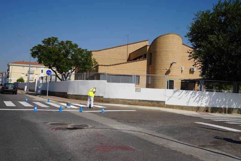Pintura de pasos de peatones en zonas escolares para reforzar la seguridad vial