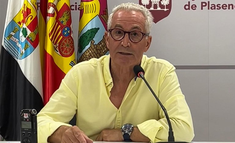 Plasencia finaliza las obras de la UTE del Agua con la canalización del Kilómetro 4 y La Serrana tras una inversión total de 15 millones de euros

La finalización de las obras de canalización en el entorno del Kilómetro 4 y el inicio inminente de la mejora del saneamiento en el barrio de La Serrana, representan las dos últimas intervenciones en infraestructuras hidráulicas antes del nuevo contrato de servicio del agua. Estas acciones, llevadas a cabo por la UTE Servicio de Aguas de Plasencia, forman parte del contrato actual con el ayuntamiento, el cual ha implicado una inversión global de 15 millones de euros en los últimos años.

El concejal de Gestión Integral del Agua, José María Nisa, ha explicado que la actuación en el Kilómetro 4, con un presupuesto final de 158.499,10 euros (IVA incluido), está prácticamente finalizada y responde a una larga demanda de los vecinos y suscriptores. La obra consistió en la extensión de la red municipal de abastecimiento para atender a los sectores de La Vinosilla, la Urbanización Valle del Jerte, el Club Social Polideportivo La Vinosilla y el Hotel Doña Mafalda de Castilla (Km 4).

En total, se instalaron 1.090 metros lineales de tubería de polietileno de 160 mm y 1.190 metros lineales de tubería de 125 mm, junto con válvulas, ventosas, desagües y conexiones, conectando desde la avenida Federico García Lorca y cruzando el río Jerte a través del puente verde. La traza discurre por el paseo fluvial hasta llegar a las instalaciones del antiguo complejo hotelero. Además, se dejaron acometidas previstas para futuras conexiones como el Camping La Chopera, el Campo de Fútbol de La Vinosilla (propiedad de la FEF) o la Urbanización La Vinosilla de Arriba, recientemente declarada Zona Urbanizable.

La actuación, financiada en su totalidad por la UTE dentro de sus compromisos contractuales, elimina la dependencia de costosos bombeos y reduce significativamente el riesgo de cortes de suministro por averías, un problema que había afectado a los suscriptores durante años. Especialmente, la Urbanización Valle del Jerte había tenido que ser abastecida por el Club La Vinosilla desde una avería grave ocurrida hace tres años, lo que motivó la aceleración de este proyecto una vez se obtuvo la autorización de la Confederación Hidrográfica del Tajo, necesaria por la afección al dominio público hidráulico.

En agosto dará inicio la obra de saneamiento de La Serrana, con un presupuesto de 451.000 euros.

Por otro lado, este mes de agosto también comenzarán las obras en el barrio de La Serrana, con un presupuesto de 451.081,89 euros (IVA incluido). Esta intervención, con una duración estimada de cinco meses, forma parte de la primera fase del proyecto de adecuación de la red de colectores de alcantarillado público de la zona, correspondiente a la Unidad de Ejecución UE 8,5 Res A4 del antiguo PGOU de Plasencia.

La obra, también asumida por la UTE del Agua, responde a reclamaciones vecinales por inundaciones en garajes y viviendas y a vertidos fecales visibles en la vía pública, especialmente en episodios de lluvias intensas. El proyecto contempla la construcción de una nueva red separativa de saneamiento y pluviales, que evitará la entrada en carga de los colectores, origen de muchas de las afecciones.

La intervención incluirá la instalación de 940 metros de tubería de PVC de 400 mm o inferior, 267 metros de tubería de PVC de 600 mm, y 68 metros de tubería de 1.200 mm, además de 29 pozos de registro y dos obras de fábrica de alivio. También se adecuarán las acometidas de los bloques de viviendas a la nueva red.

Una vez concluida esta fase, se eliminarán los vertidos de aguas residuales mezcladas con pluviales, mejorando significativamente las condiciones sanitarias y ambientales de la zona del Palacio de Congresos y calles colindantes. La segunda fase del proyecto, ya contemplada, completará la reestructuración integral del saneamiento en esta área, recogiendo también las aguas de la avenida de Extremadura y permitiendo el desmontaje del colector actual.

Un ciclo de inversiones hidráulicas que sienta las bases del futuro.

El contrato con la actual UTE del Agua, que finaliza en 2025, ha supuesto la renovación de redes de abastecimiento y saneamiento, válvulas y acometidas en numerosas calles de Plasencia, mejorando la eficiencia del sistema y reduciendo las pérdidas de agua. Entre las actuaciones destacadas se encuentran obras ejecutadas en barrios como Miralvalle, San Miguel, San Juan, Los Ángeles, El Pilar, Zona Centro, Ciudad Jardín y La Data, además de sectores rurales y polígonos industriales.

Según explicó el concejal José María Nisa, “las actuaciones se han desarrollado conforme al contrato, sin ningún coste adicional para el Ayuntamiento, y están siendo clave para dotar a la ciudad de infraestructuras hídricas adaptadas a su crecimiento y necesidades actuales”.

La UTE seguirá prestando el servicio de forma transitoria hasta que se formalice un nuevo contrato, cuya licitación se encuentra en fase avanzada. El nuevo pliego incluirá nuevas inversiones destinadas a renovar redes deterioradas, evitando soluciones provisionales y garantizando un sistema moderno, eficiente y sostenible. Plasencia finaliza obras canalización del Kilómetro 4 y La Serrana con inversión de 15 millones de euros.