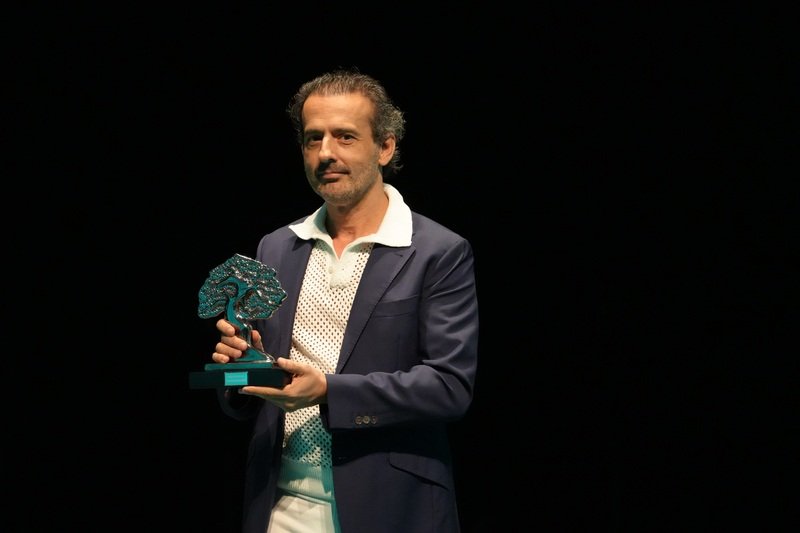 Eduardo Acero galardonado con la Encina de Plata en el XIV Festival Autonómico de Folklore Pedro Ramos