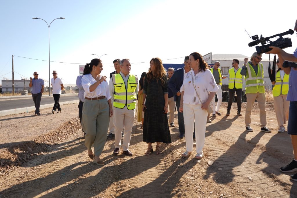 El consejero de Infraestructuras se reúne con la alcaldesa para discutir proyectos importantes para Don Benito.