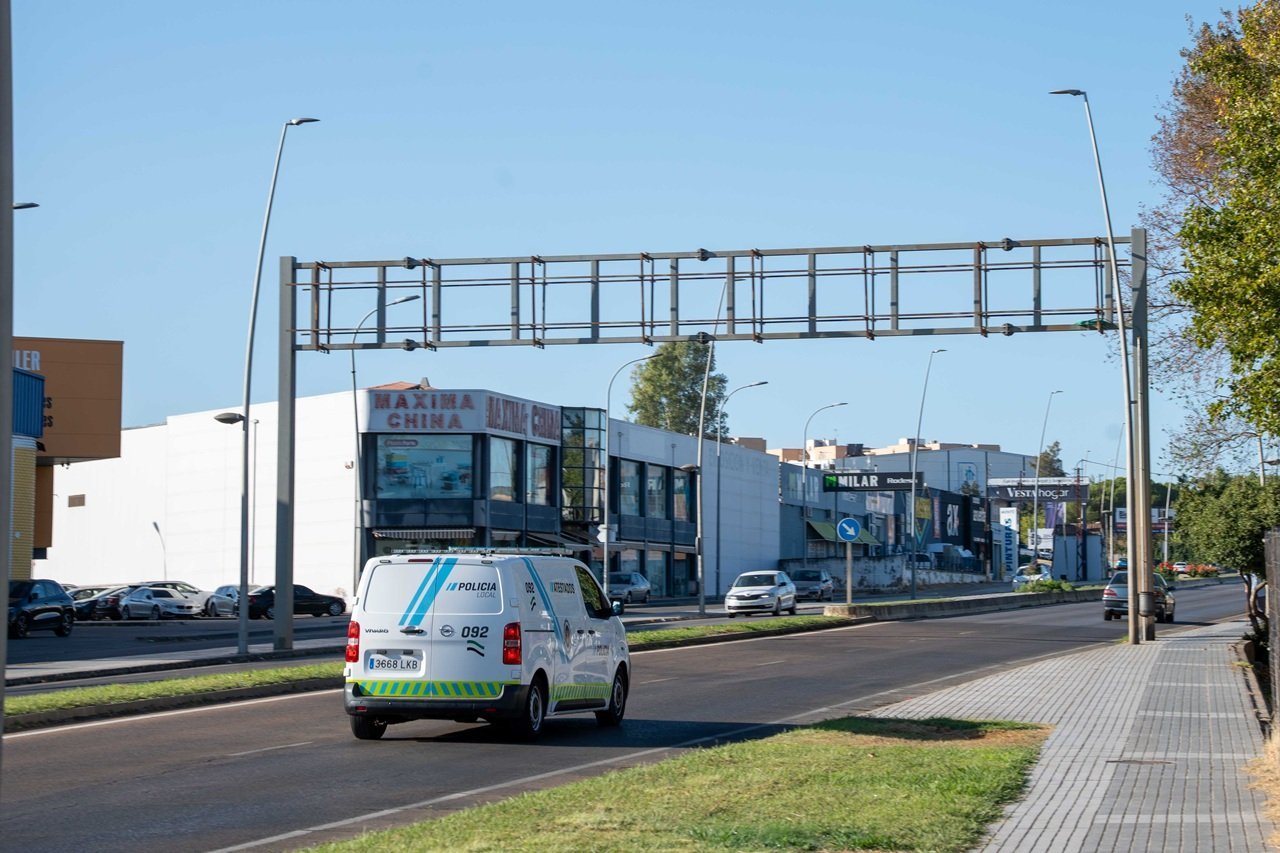 Inicio de instalación del nuevo radar en Boulevard Reina Sofía para mejorar seguridad vial