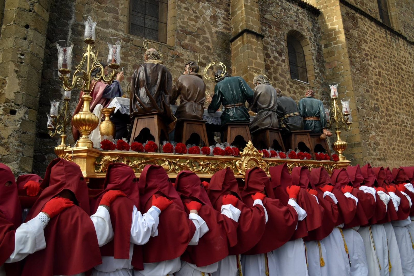 La Semana Santa de Plasencia es declarada Fiesta de Interés Turístico Nacional, un logro histórico para la ciudad que refuerza su proyección cultural y turística en España y Europa. El Alcalde de Plasencia, Fernando Pizarro, destaca la importancia de este reconocimiento y resalta la unidad y participación de todos. Este hito supone un salto cualitativo para la promoción de Plasencia a nivel nacional e internacional. La Semana Santa placentina se suma a las celebraciones reconocidas a nivel nacional, consolidando a Plasencia como un destino turístico de referencia.