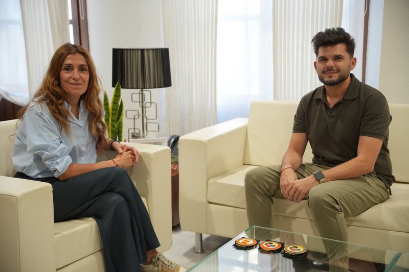 La alcaldesa Ana Belén Fernández recibe a Grego García Ramos, premiado como Mejor Juez 2024 de los Premios Extremeños del Deporte.