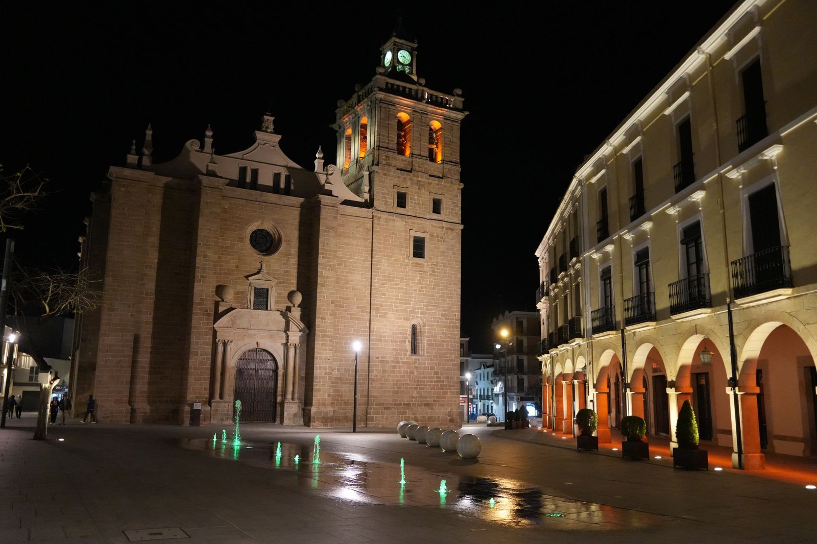 Villanueva de la Serena se une al Día Mundial de la Retina iluminando espacios municipales de verde y azul.