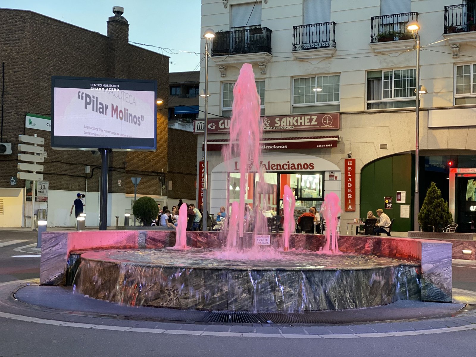 Espacios iluminados de rojo en el Día Mundial del Corazón
