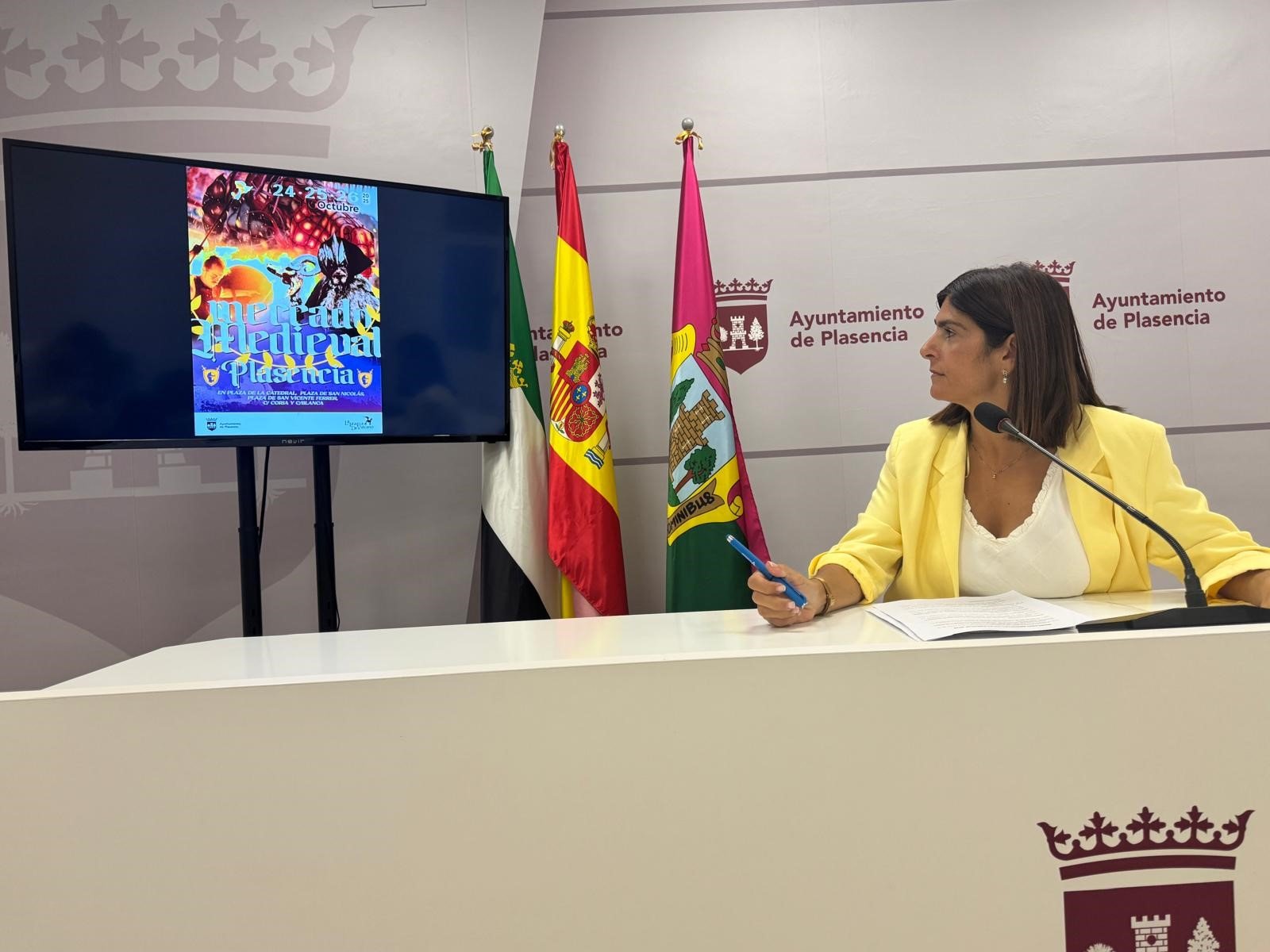 Plasencia se transformará en la Edad Media del 24 al 26 de octubre con su Mercado Medieval
Las calles, plazas y murallas de Plasencia se transportarán al pasado del 24 al 26 de octubre con la celebración del Mercado Medieval. Este evento llenará el casco histórico de historia, música, teatro, artesanía y gastronomía, reviviendo la convivencia entre culturas que marcó el pasado de la ciudad.
Organizado por La Fragua de Vulcano, el mercado contará con más de 60 puestos de artesanía, alimentación y restauración, además de tres atracciones infantiles. El Ayuntamiento de Plasencia y distintas áreas municipales colaborarán para garantizar la seguridad, limpieza y accesibilidad durante todo el fin de semana.
“Durante tres días, Plasencia volverá a ser punto de encuentro entre cristianos, judíos y musulmanes, como lo fue hace siglos. Queremos que vecinos y visitantes sientan que han viajado en el tiempo y vivan una experiencia que aúna historia, cultura y diversión”, destacó la concejala de Turismo, Belinda Martín.
La ambientación del mercado será completamente artesanal, con decoraciones que ocultarán los elementos modernos y crearán una atmósfera de época. Además, se cuidará especialmente la protección del patrimonio y la sostenibilidad.
Entre las novedades de esta edición destacan las exposiciones temáticas “La Cámara de Tortura de la Inquisición” y “Las Brujas del Medievo”. También habrá animación teatral y de calle, con bufones, trovadores, magos, caballeros y músicos itinerantes.
El pregón inaugural, a cargo de la compañía Da Vinci’s Drinks, dará inicio oficial a la fiesta el viernes 24 a las 17:00 horas. Los más pequeños disfrutarán de un espacio infantil con talleres y juegos educativos sobre la época medieval.
“El corazón del mercado son los artesanos y mercaderes, que llenarán nuestras calles de productos únicos. Cada puesto estará ambientado con cuidado para que respire historia y autenticidad”, explicó Martín.
El evento busca dinamizar el comercio local, atraer turismo y reforzar la identidad cultural de Plasencia. Se espera que Plasencia Medieval 2025 sea una experiencia sensorial, educativa y festiva que invite a descubrir una ciudad llena de historia. ¡No te pierdas del 24 al 26 de octubre la oportunidad de viajar en el tiempo en Plasencia!
