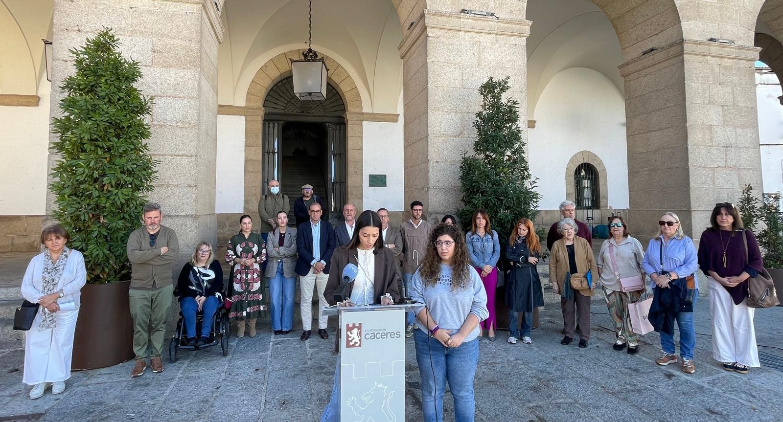 El Ayuntamiento de Cáceres condena los asesinatos de mujeres por violencia machista.