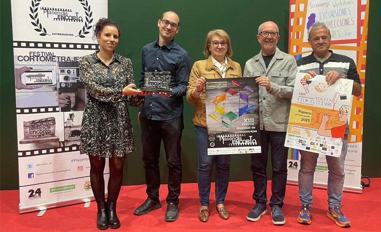 Hoy se ha dado a conocer en el centro cultural Las Claras la XIII edición del Festival Nacional de Cortometrajes “Plasencia en Corto” y la XII edición del Festival Internacional “Youth Film Festival”, dos eventos que tendrán lugar del 3 al 8 de noviembre y consolidan a Plasencia como un referente nacional e internacional en el cine educativo y profesional en español.
Organizados por la Asociación Cultural 24 Fotogramas, los festivales se llevarán a cabo en los Multicines Alkázar y el Teatro Alkázar, además de tener actividades en sedes amigas como Coria, Jaraíz de la Vera o Casas del Castañar. En esta edición se han recibido 370 cortometrajes en la sección nacional y 210 trabajos educativos de 90 países, lo que demuestra la importancia y prestigio alcanzado por ambos festivales.
“Plasencia se convierte en un punto de encuentro cultural y cinematográfico”
Durante la presentación, la concejala de Cultura, Mª Luisa Bermejo, resaltó la relevancia de este evento para la ciudad:
“El festival se ha convertido en un referente nacional del cine profesional y educativo. Plasencia se llena de creatividad y talento, con la participación de estudiantes, profesores y profesionales del cine que aportan un valor especial a nuestra ciudad durante toda una semana. Desde el Ayuntamiento agradecemos a la Asociación 24 Fotogramas por su dedicación y compromiso con la cultura y la educación.»
Bermejo también destacó la trayectoria de estos festivales, que cumplen trece años de historia, “gracias al esfuerzo de muchas personas que creyeron en este proyecto desde el principio y que hoy hacen que Plasencia se sienta orgullosa de este festival”.
Un evento que fusiona cine profesional y educativo
El director de Medios Audiovisuales y de la Filmoteca de Extremadura, Antonio Gil Aparicio, resaltó la singularidad de estos certámenes y la colaboración institucional que los respalda:
“Pocos festivales en España logran unir el cine profesional con el educativo. ‘Plasencia en Corto’ es una plataforma para obras que pueden incluso optar a los Premios Goya, mientras que el ‘Youth Film Festival’ ofrece a los jóvenes una oportunidad de aprendizaje y creatividad. Esta combinación genera una propuesta única que posiciona a Plasencia como un referente a nivel internacional”.
Gil Aparicio mencionó que la Filmoteca de Extremadura participará a través del programa Filmoeduca, que promueve el uso del cine en la educación. En esta colaboración se proyectarán las películas Buffalo Kid, dirigida al público infantil, y Soy Nevenka, relacionada con el Día Internacional de la Eliminación de la Violencia contra la Mujer, seguida de un debate con los protagonistas del film.
“Un proyecto que conecta el pasado y el futuro del cine”
El presidente de la Asociación Cultural 24 Fotogramas, entidad organizadora, resaltó la evolución del proyecto y el compromiso de sus miembros:
“Lo que comenzó como un grupo de amigos se ha convertido en un referente nacional e internacional. Hoy somos 22 socios trabajando con entusiasmo, con el respaldo del Ayuntamiento y la Junta de Extremadura, y con la determinación de seguir haciendo de Plasencia una ciudad cinematográfica”.
El representante de la asociación explicó que este año el festival se celebra en otoño, manteniendo su esencia y fortaleciendo su carácter integrador:
“Nos gusta pensar que este festival une los inicios del cine con su futuro, combinando la educación con la profesionalidad y recordando por qué nos enamoramos de este arte”.
Novedades y programación
Entre las principales novedades de esta edición se encuentran:
Nuevo Premio de la Prensa, conformado por periodistas de medios impresos y digitales.
Premio Mallorca, que reemplaza al tradicional galardón de honor.
Premio Compromiso con el Cine Extremeño, entregado este año a la Muestra de Cine y Cultura de La Vera por su labor de difusión cultural.
Jurados de renombre, incluyendo a la actriz Toni Acosta, el director Curro Velázquez, la actriz Clara Alvarado, el periodista Juan Zavala y la publicista Alba Alcarretero, junto a un representante de la asociación.
Talleres de alfabetización audiovisual, animación stop motion, teatro y rodajes temáticos, como el taller Spaghetti Western sazonado con pimentón de La Vera.
Actividades culturales adicionales en la comarca y excursiones para los invitados a Cáceres y otras zonas de la región.
La gala de clausura contará con la presentación de Amparo Santolino y Chema Trujillo, y los carteles oficiales han sido diseñados por los artistas Antonio Aranda (nacional) y Ángel USB (internacional), destacando el valor del arte manual frente al uso de la inteligencia artificial.
Impacto cultural y económico
El festival también tiene un importante impacto económico y social. Según la organización, el retorno estimado supera los 500.000 euros, con beneficios directos para el comercio, la hostelería y la promoción turística de la ciudad y la comarca.
“No es solo cultura: es educación, promoción turística y creación de audiencias futuras. En un mundo dominado por las pantallas, enseñar a observar es una labor fundamental”, afirmaron los responsables de la Asociación 24 Fotogramas.
Compromiso institucional
El Ayuntamiento de Plasencia reafirma su compromiso con la cultura como motor educativo, social y económico.
“El cine, la creatividad y la educación van de la mano en Plasencia. La ciudad se convierte en un espacio donde se respira cine y se fomenta el aprendizaje. Con iniciativas como estas, construimos un futuro culturalmente rico y diverso para todos”, concluyeron.
 Plasencia consolida su posición como referente nacional del cine educativo y profesional con la XIII edición de “Plasencia en Corto” y la XII del “International Youth Film Festival”. «Estos festivales son un ejemplo de lo que somos capaces de hacer cuando la cultura se vive con pasión y se comparte con toda la ciudadanía», destacó la concejala de Cultura, Mª Luisa Bermejo.