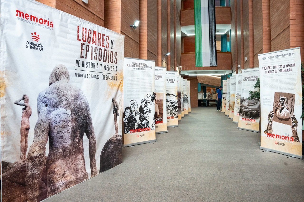 Inauguración de la exposición itinerante «Lugares y episodios de la historia y la memoria [1936-1939] en el Centro Cultural Alcazaba El Centro Cultural Alcazaba se complace en invitarles a la inauguración de la exposición itinerante «Lugares y episodios de la historia y la memoria [1936-1939]», que contará con 13 paneles que muestran diversos momentos de la memoria histórica de Extremadura. Este evento representa una oportunidad única para reflexionar sobre nuestro pasado y conocer más sobre los acontecimientos que marcaron nuestra región durante aquel periodo tan importante de nuestra historia. Les esperamos hoy para disfrutar juntos de esta fascinante muestra.