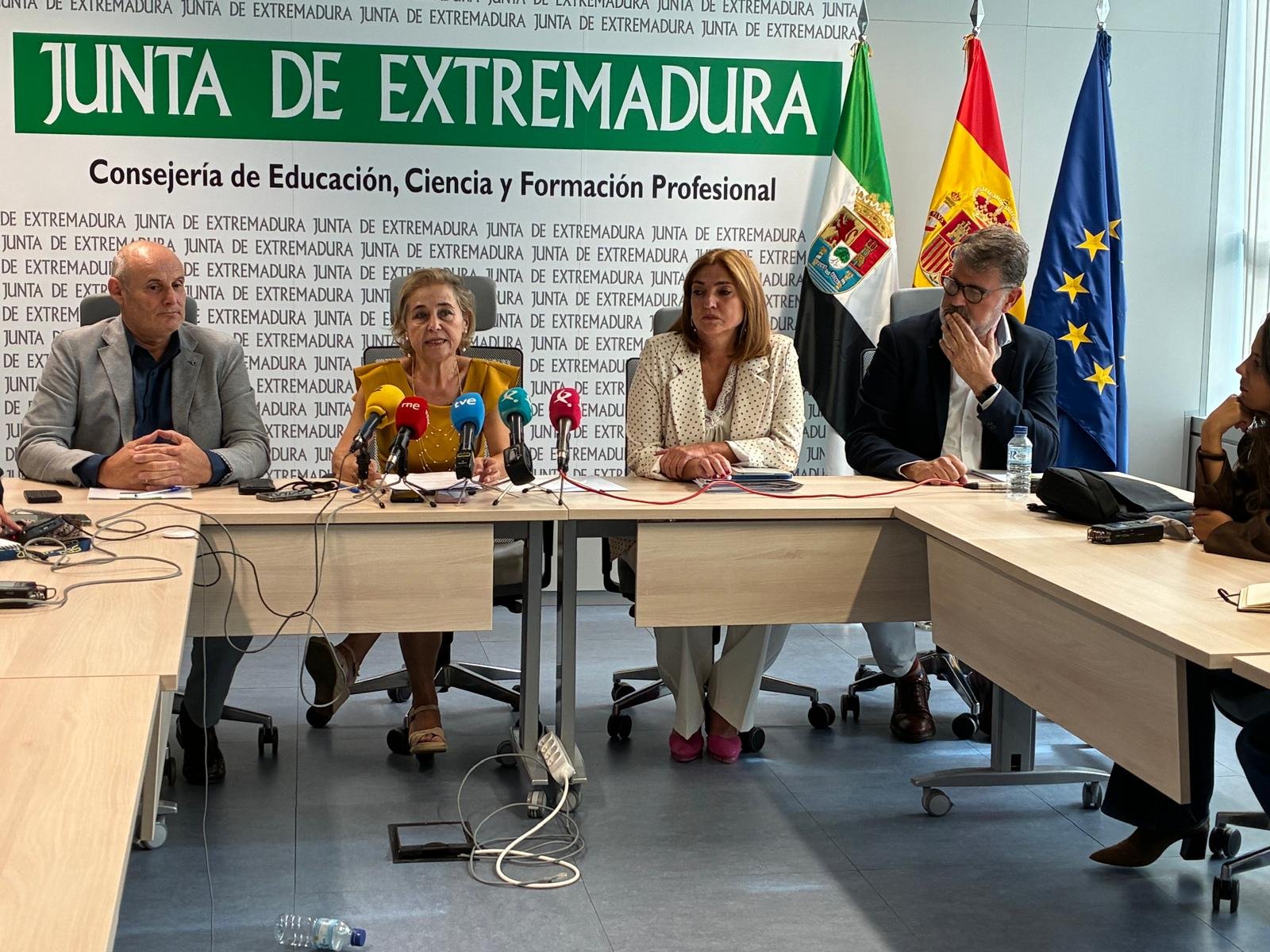 La Junta de Extremadura aumentará el salario de los docentes en 1.120 euros a partir de enero de 2026.
