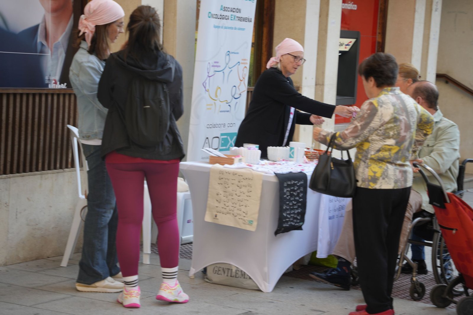 La asociación AOEX instalará mesa informativa sobre cáncer de mama en plaza de Las Pasaderas.