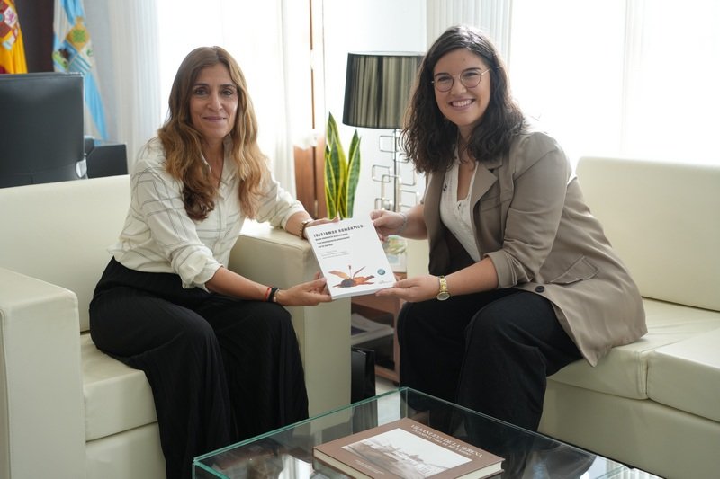 Laura Pérez presenta su libro «Amor sin idealizaciones ni daños» a la alcaldesa.