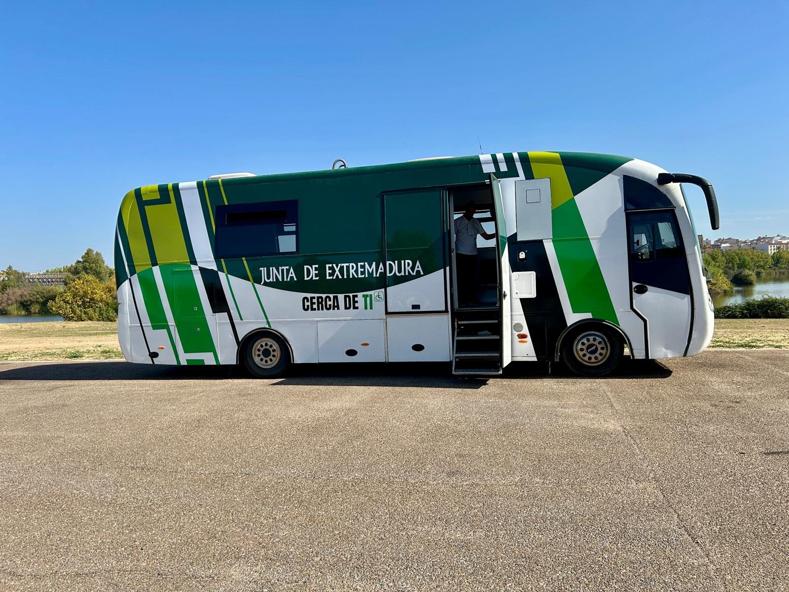 Oficina móvil informa ayudas a municipios afectados por incendios en Extremadura