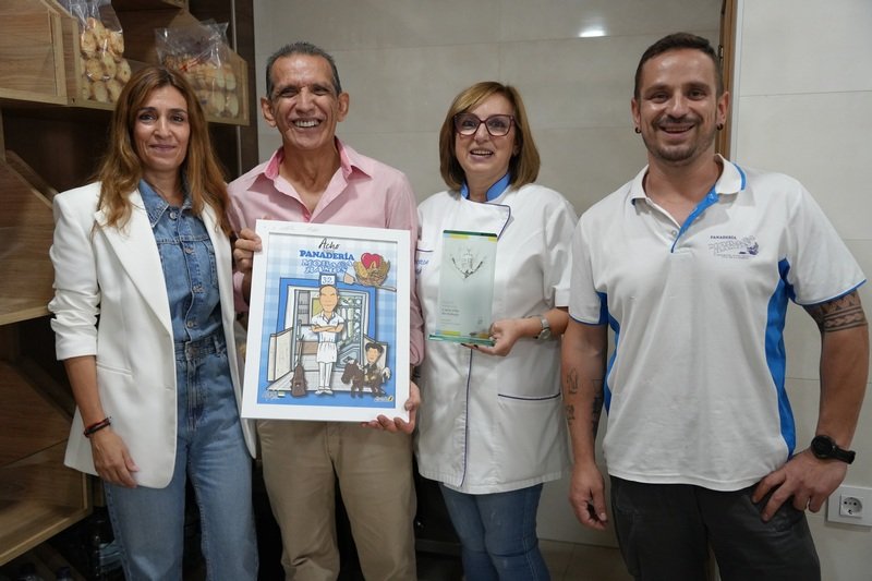 Reconocimiento a Manolo Moraga Ramos, panadero de Villanueva, por su dedicación y entrega al oficio durante décadas.