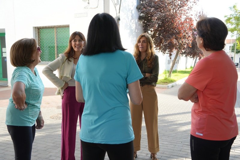 La alcaldesa Ana Belén Fernández visita las escuelas deportivas de mantente en forma y aquaerobic