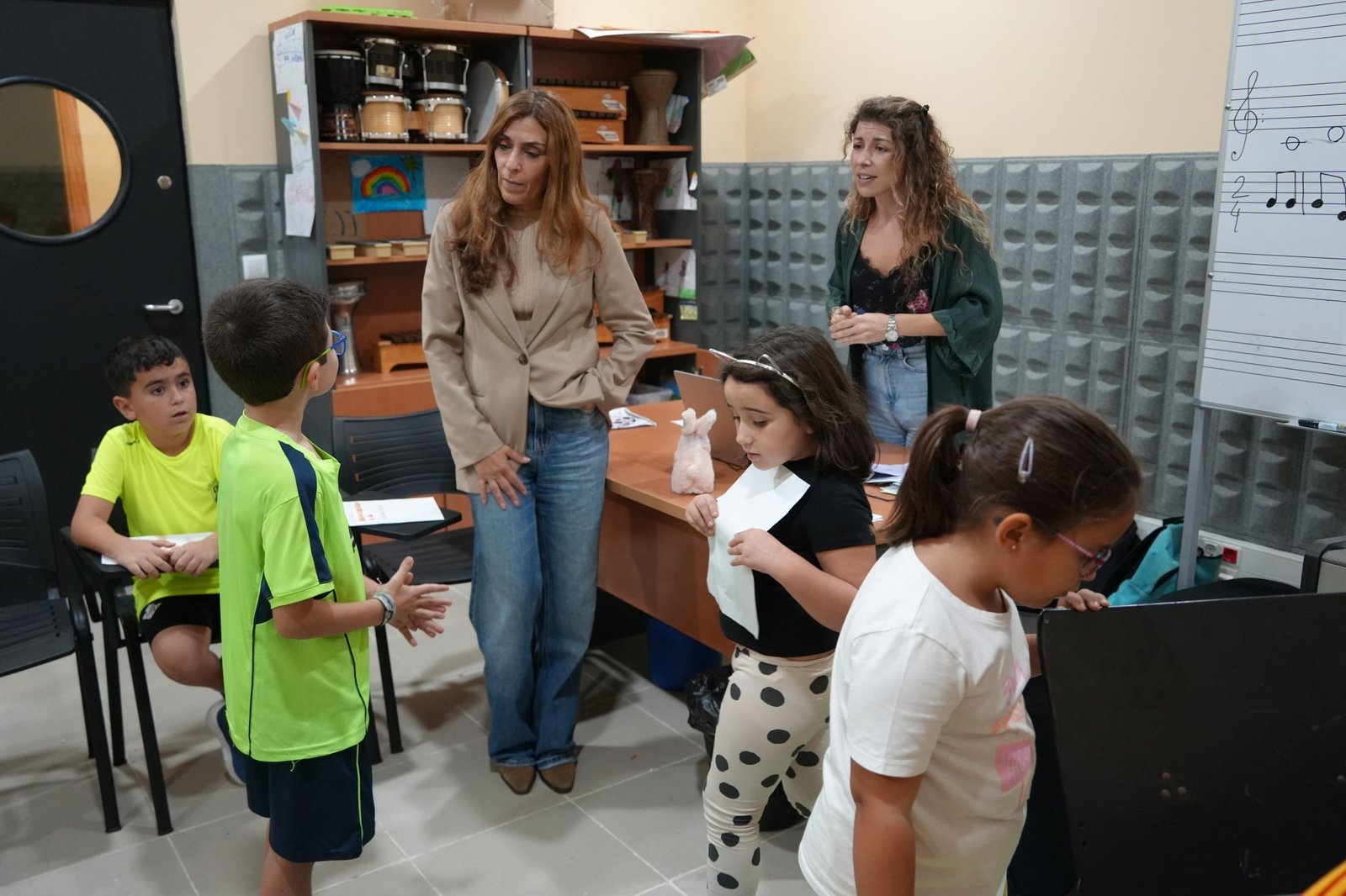 Visita de la alcaldesa a las escuelas municipales de música: intercambio con alumnos y monitores.