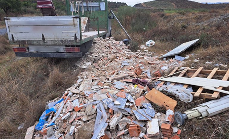 La Policía Local de Plasencia informa sobre un vertido ilegal de escombros en la antigua carretera de Malpartida, realizado por orden de una empresa constructora de la ciudad. La acción constituye una infracción según la Ley de residuos y suelos contaminados, con multas de hasta 3.000 euros. Se recuerda la obligación de gestionar adecuadamente los residuos de obras y se insta a cumplir con la normativa ambiental para proteger el entorno. El Ayuntamiento de Plasencia continuará con controles para prevenir prácticas ilegales.