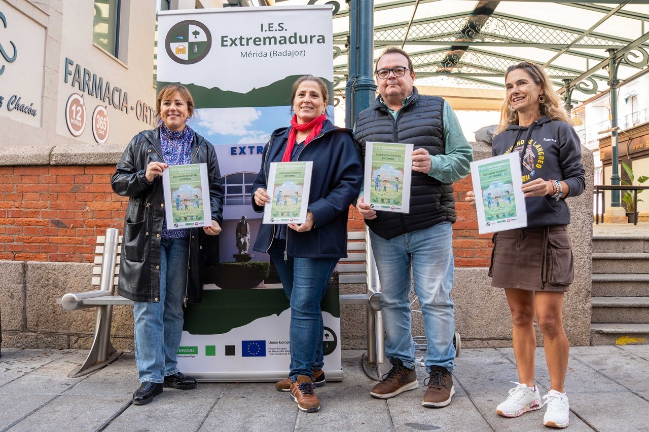 Alumnos y profesores del IES Extremadura promueven la campaña «Cuidemos nuestro entorno» en Mérida.