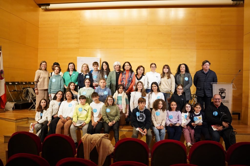 Don Benito celebra el 20N con Pleno Infantil y Lectura de Manifiesto – Ayuntamiento de Don Benito. Los niños abogan por proteger la privacidad, fomentar el respeto en redes y utilizar la tecnología de manera responsable.