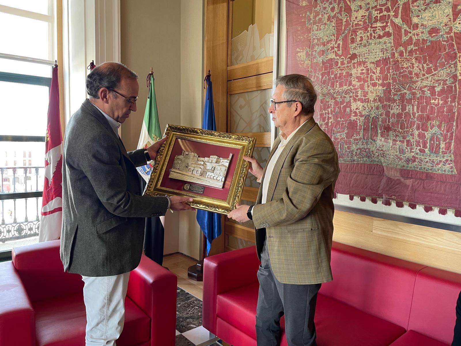 El Ayuntamiento agradece a la Asociación Musical Cacereña su nombramiento como Socio de Honor