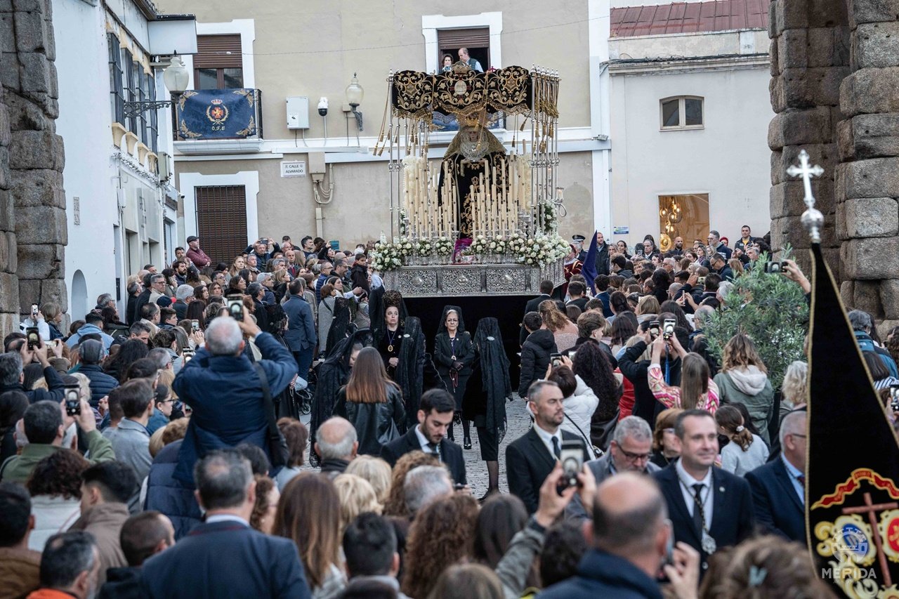 El Ayuntamiento de Mérida recibe el Premio “Oliva de Plata. Ciudad de Don Benito” por su contribución a la Semana Santa meridana