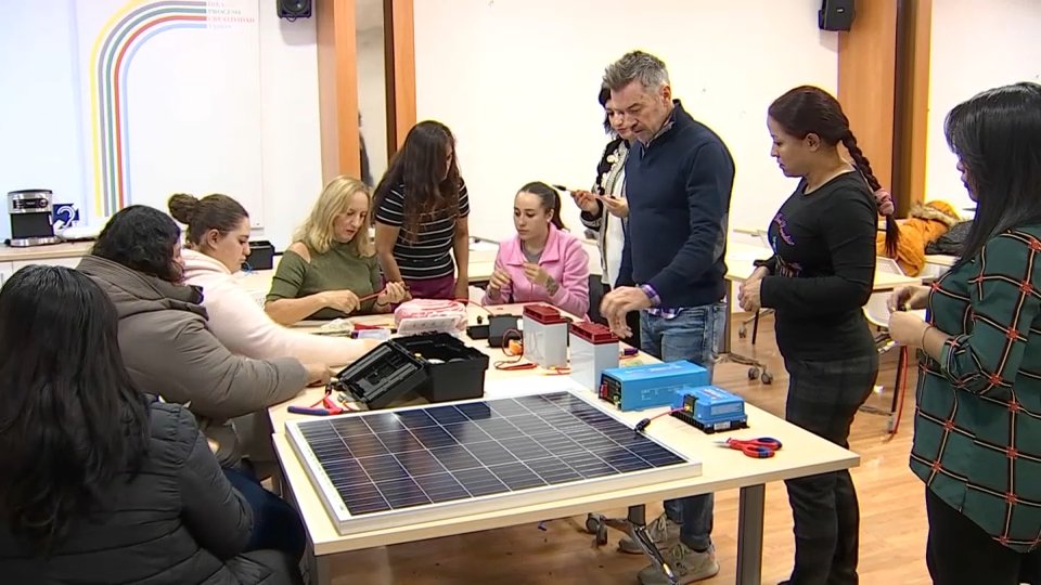 Formación en energías renovables para mujeres en Mérida: equidad laboral y oportunidades.